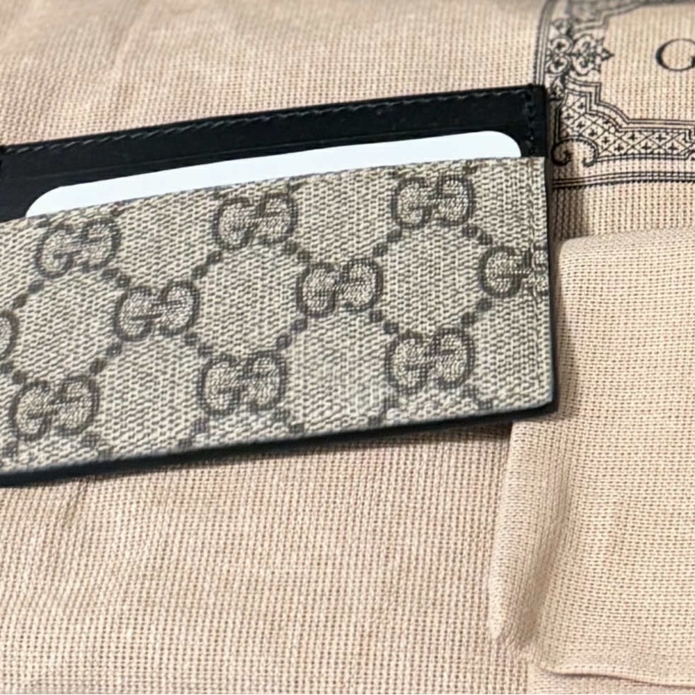Gucci Beige and Black GG Card Holder